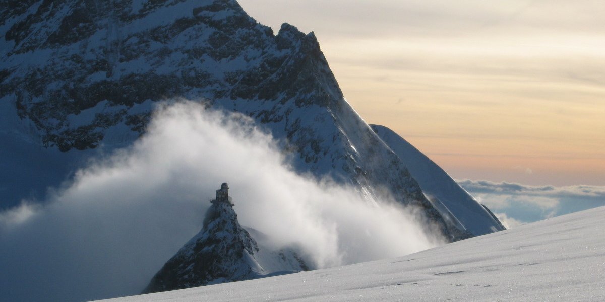 Le bâtiment Sphinx sur le Jungfraujoch vu depuis le Mönchsjoch