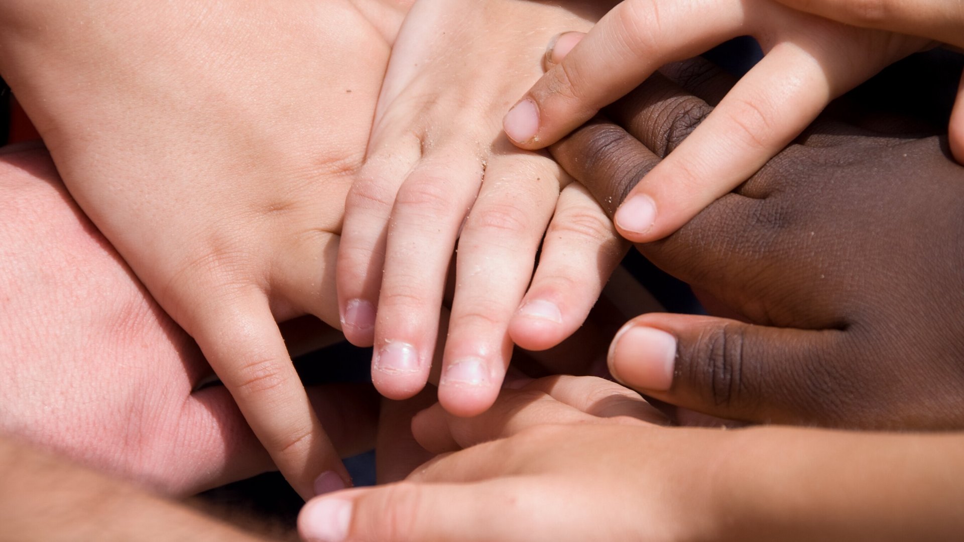 Hände von Kindern verschiedener Hautfarbe