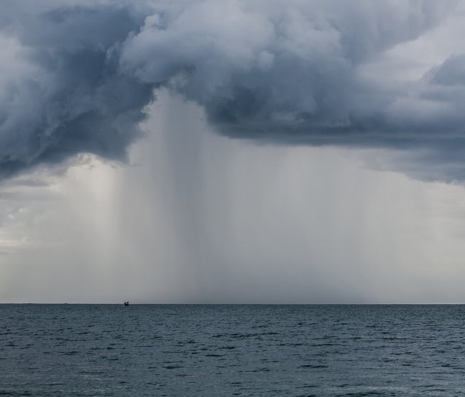 Regen über dem Meer