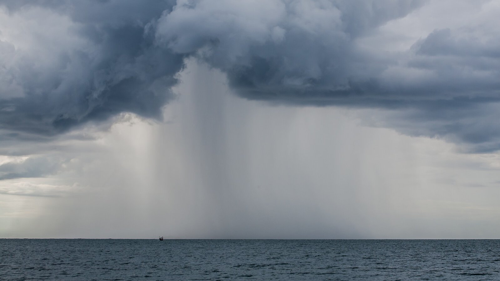 Pluie au-dessus de la mer