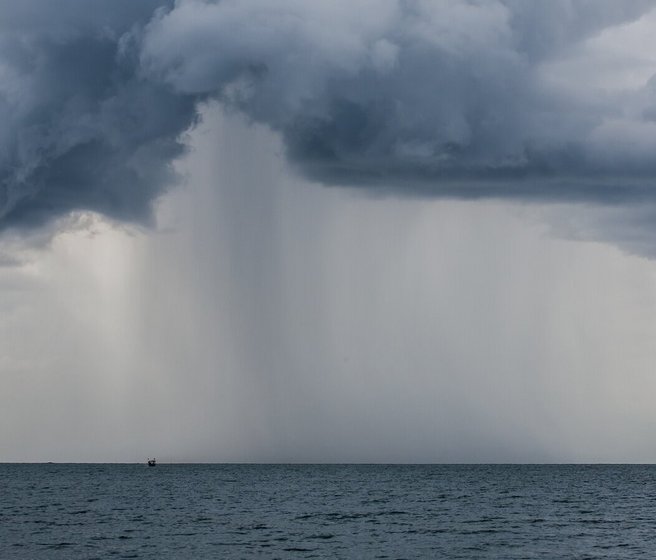 Pluie au-dessus de la mer