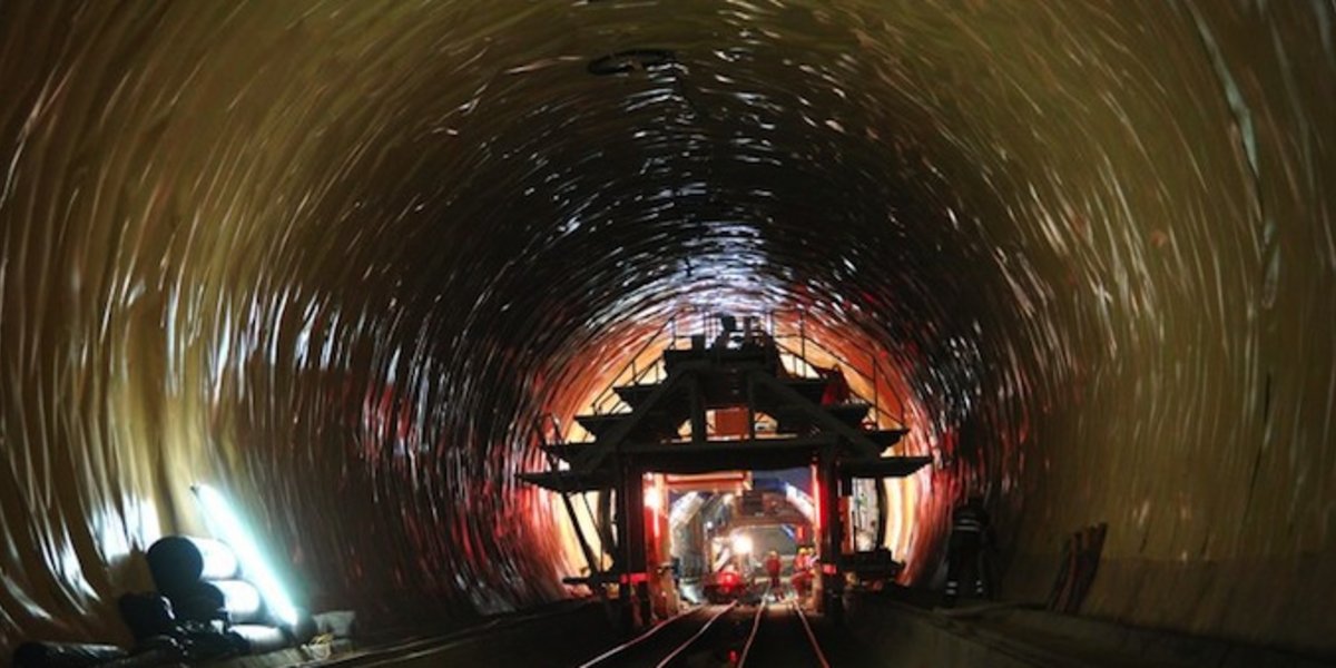 Des ouvriers posent les couches d'étanchéités du tunnel