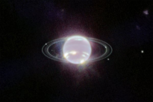 Planet Neptun, weiss leuchtend vor schwarzem Hintergrund