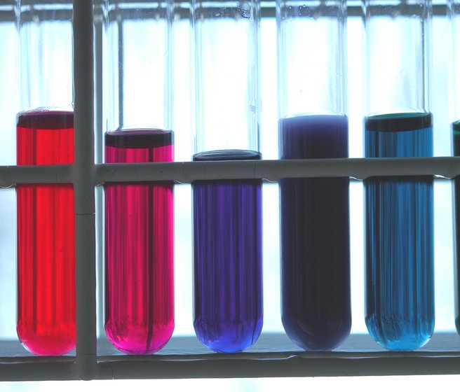 Des tubes à essai avec du jus de chou rouge coloré de différentes couleurs