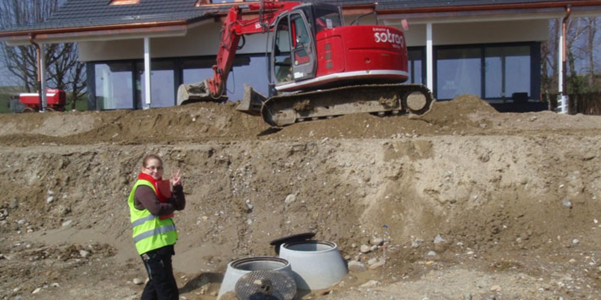 Jennifer Fretz, ingénieure HES en géomatique, sur le chantier d'une villa