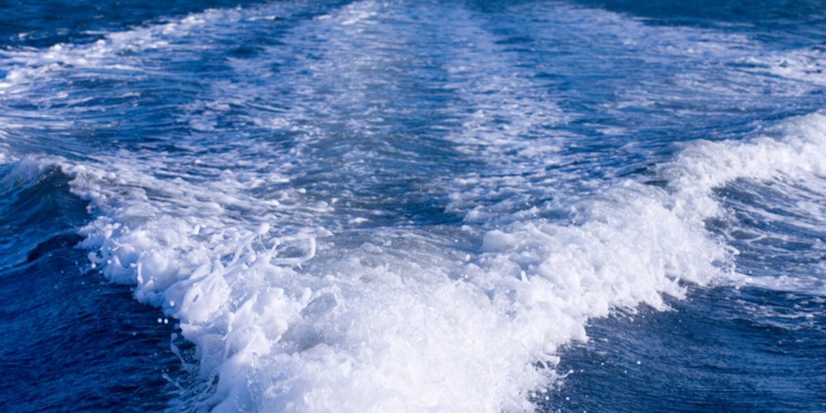 Sillage d'un bateau à la surface de l'eau