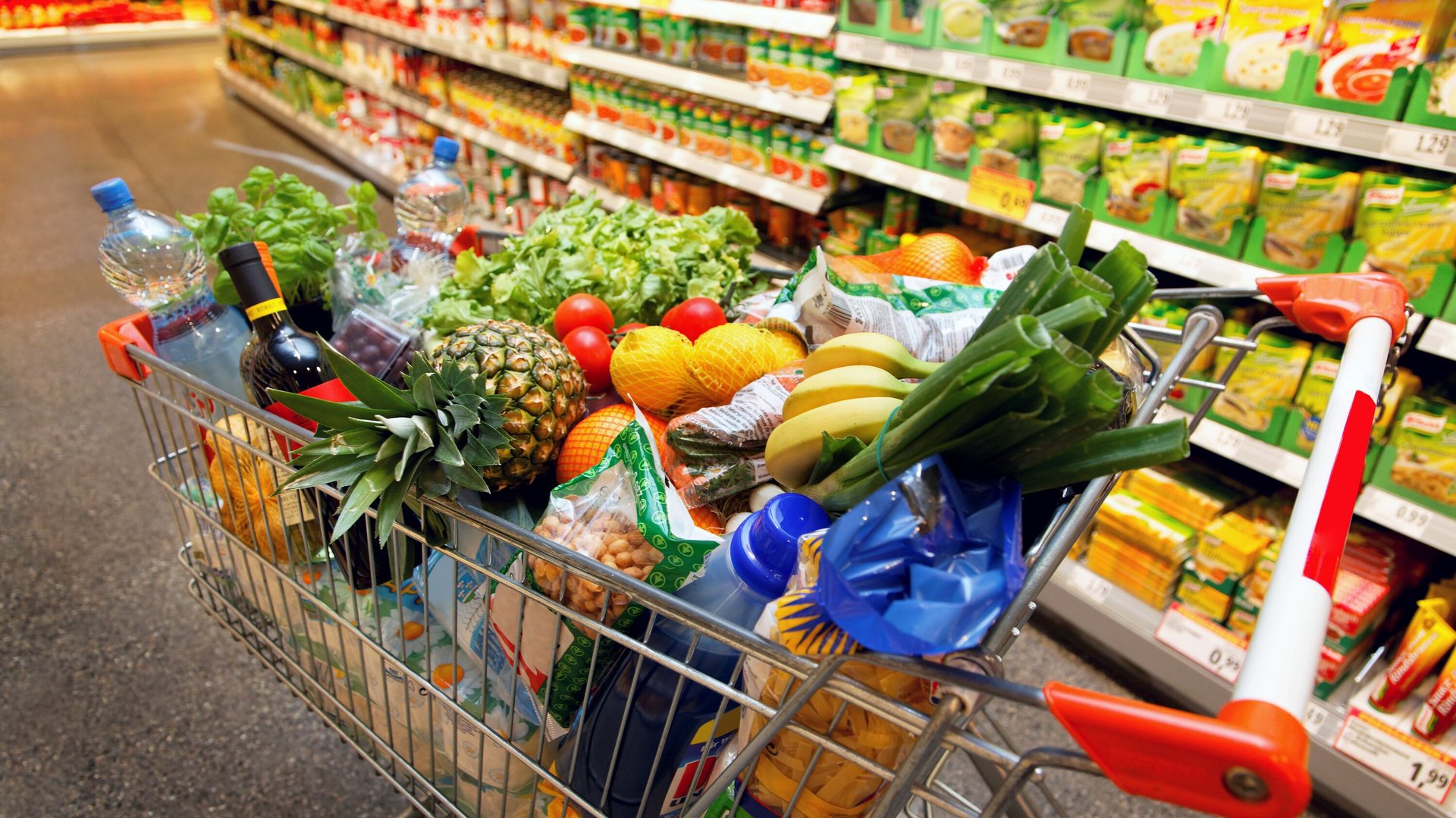 Gefüllter Einkaufswagen im Supermarkt