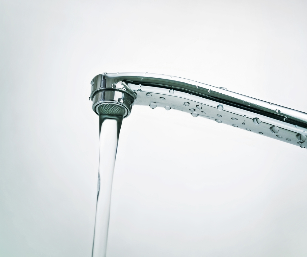 L'eau sécoule du robinet ouvert