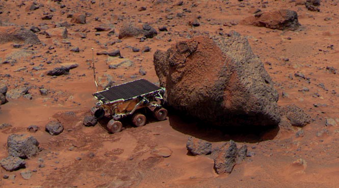 Der Marsrover Sojourner entnimmt Proben von einem Marsfelsen