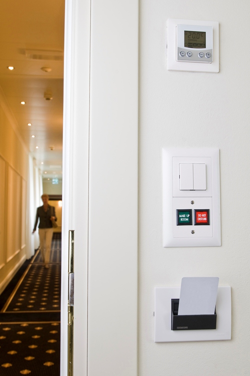Anhand der Keycard im Kartenhalter erkennt die Steuerung, dass sich der Gast im Hotelzimmer befindet