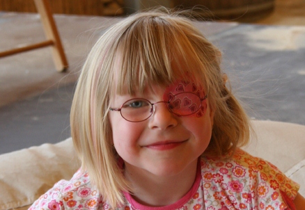 Schielende Kinder erhalten häufig nicht nur eine Brille, sondern auch noch eine „Augenklappe“ für das stärkere Auge