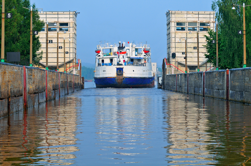 Un bateau utilise une écluse sur le fleuve