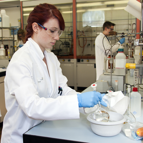 Caitlin Blum, que l'on voit ici travailler au laboratoire, a gagné la médaille d'or aux SwissSkills 2014.