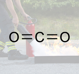 Le gaz carbonique présent dans certains extincteurs «étouffe» le feu.