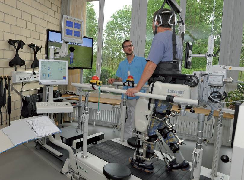 Assistiert von einem Therapeuten machen die Patienten im «Lokomat» die ersten Gehversuche &#40;Bild © Schweizer Paraplegiker-Stiftung&#41;