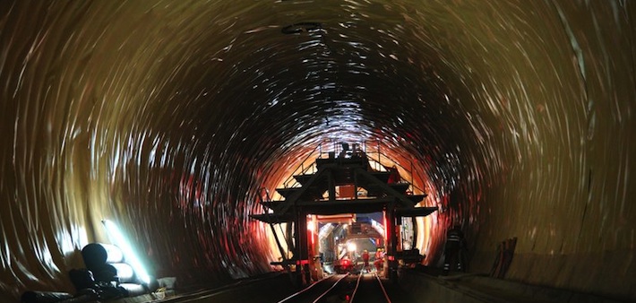 Des ouvriers posent les couches d'étanchéités du tunnel