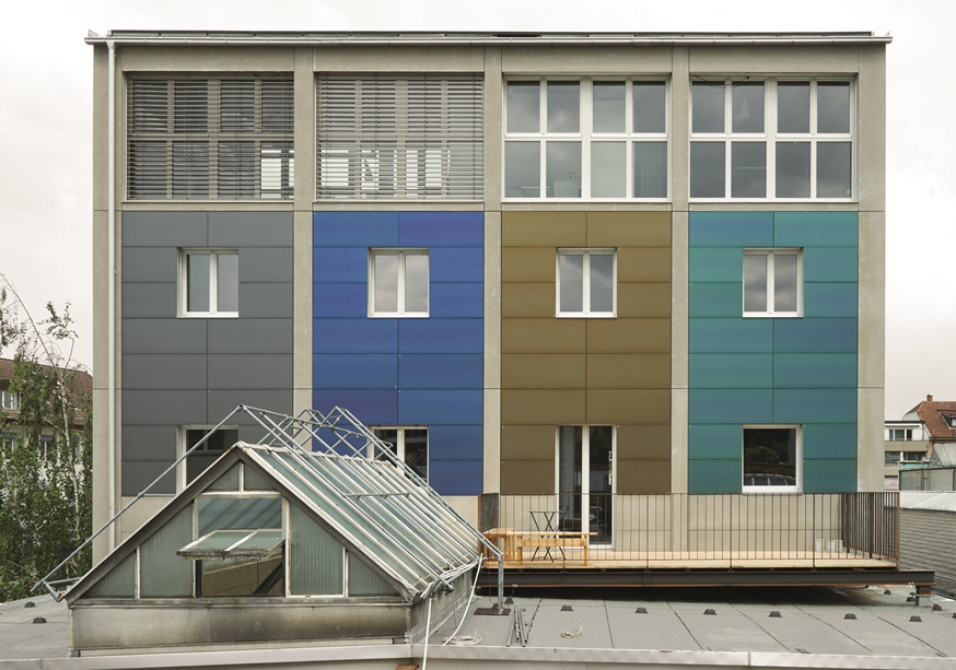 Façade avec panneaux photovoltaïques