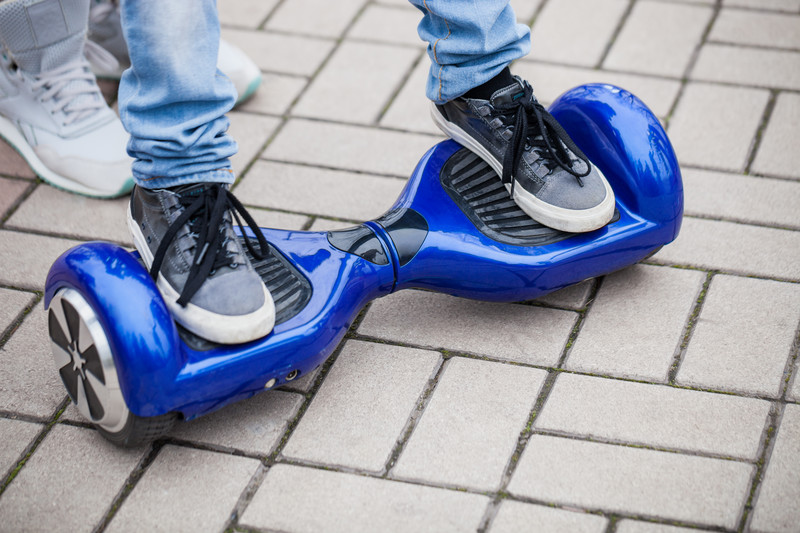 Personne qui utilise un hoverboard
