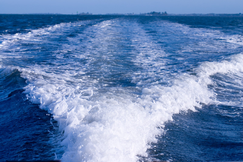 Sillage d'un bateau à la surface de l'eau