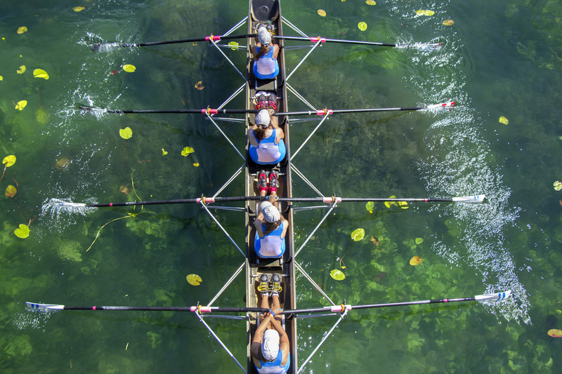 Aviron avec quatre rameuses