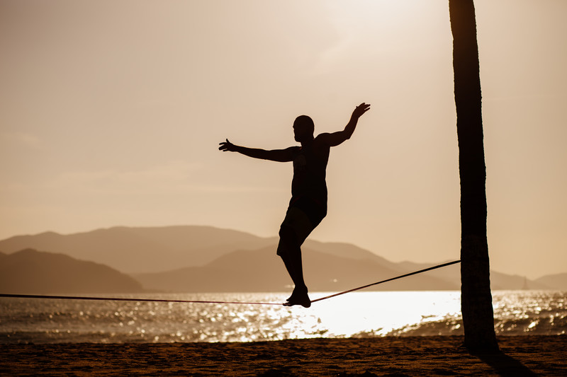 Personne faisant du slackline