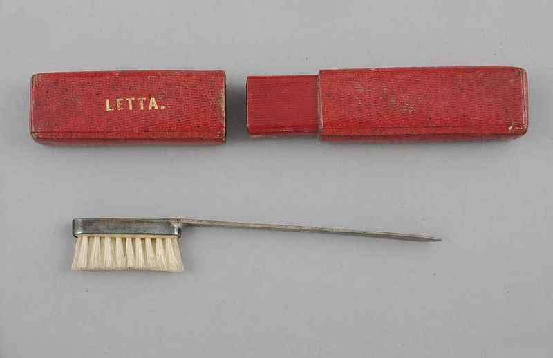 Une brosse à dents du 20e siècle avec des poils en nylon