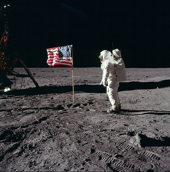 Buzz Aldrin vor der USA-Flagge auf dem Mond