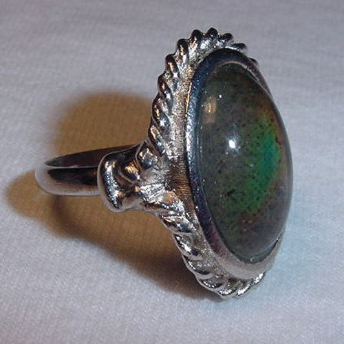 Silberner Fingerring mit grossem, grün-bräunlichen Stein