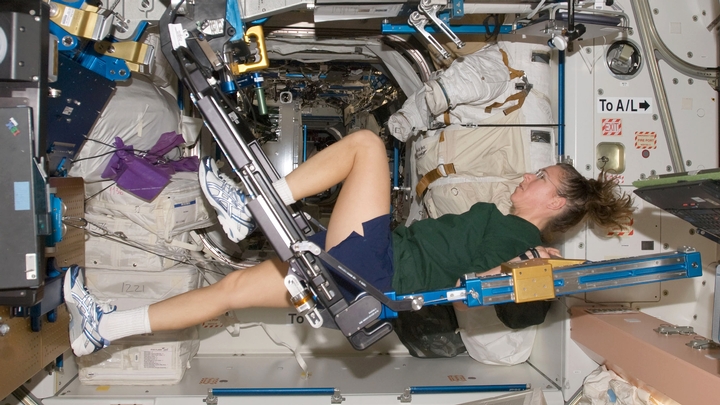 Astronautin beim Training auf der ISS