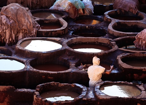Tannage artisanal du cuir au Maroc
