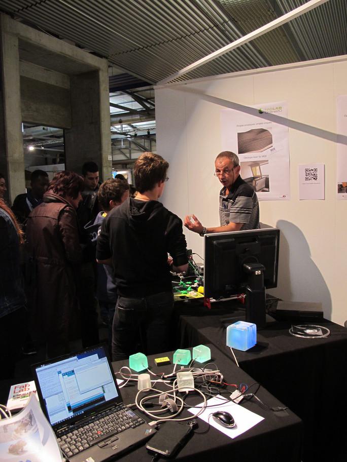 Démonstration d'un fablab auprès des jeunes dans un salon