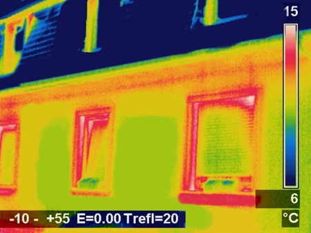Le contour des fenêtres apparaît en rouge sur cette image thermique, signe de perte de chaleur.