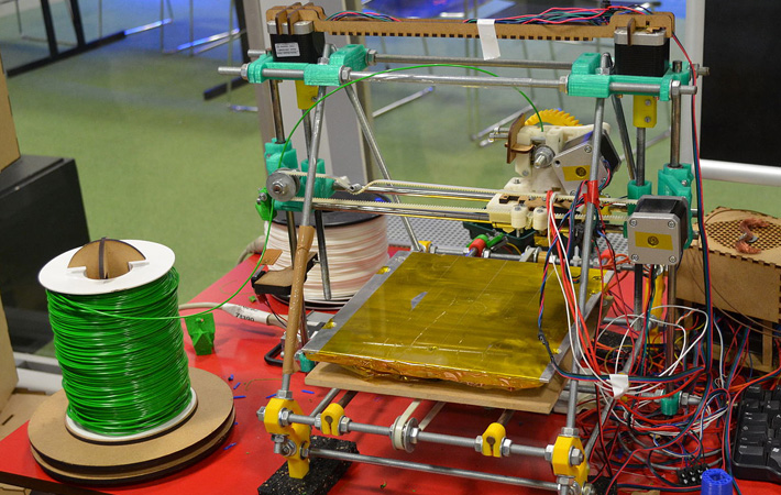 C'est moins joli qu'une imprimante 3D vendue dans le commerce, mais ça fonctionne.