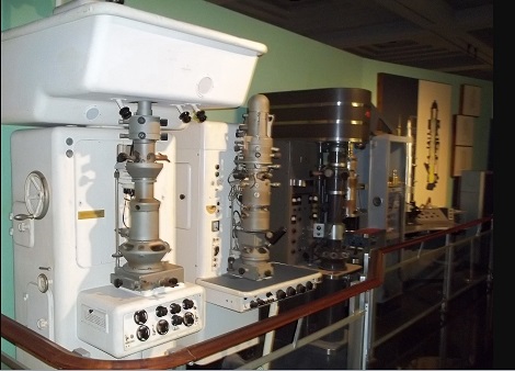 Alte Elektronenmikroskope im Museum