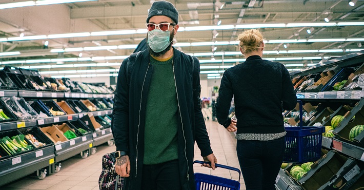 Mit Mund-Nasen-Schutz im Supermarkt