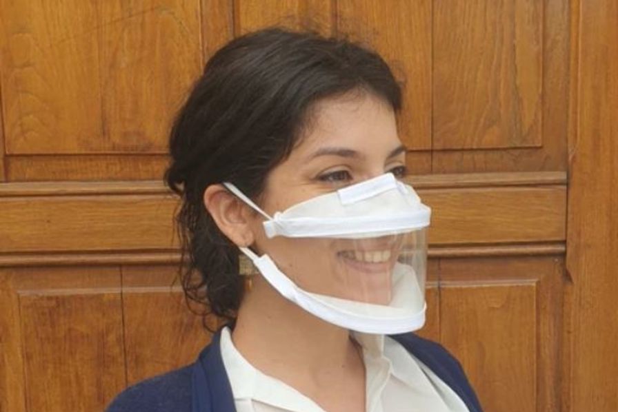 Junge Frau mit Gesichtsschutz aus transparentem Material
