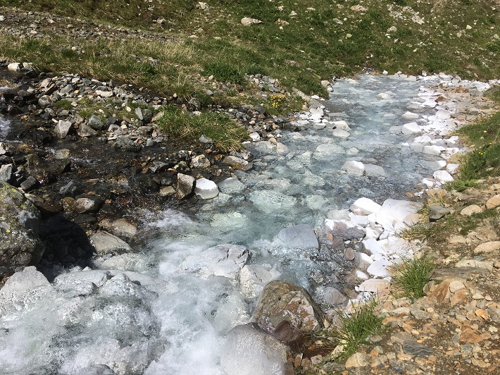 Une section du ruisseau colorée en blanc par les paillettes d'aluminium