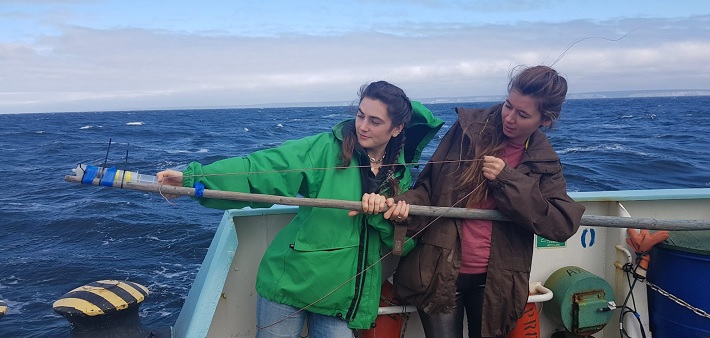 Anja Hajdukovic et Amélie Gelbmann sur le bateau de recherche