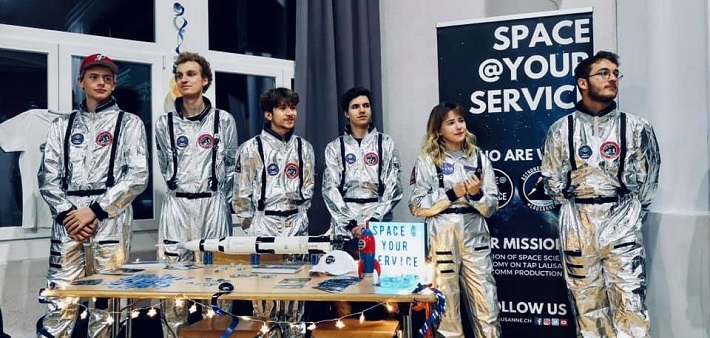 Chloé Carrière avec d'autres membres de l'association «Space@yourService» de l'EPFL