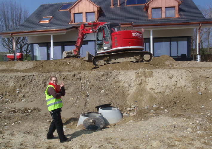 Jennifer Fretz, ingénieure HES en géomatique, sur le chantier d'une villa