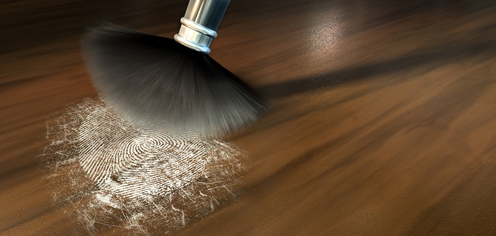 Révéler une empreinte de doigt à l'aide d'un pinceau et de poudre