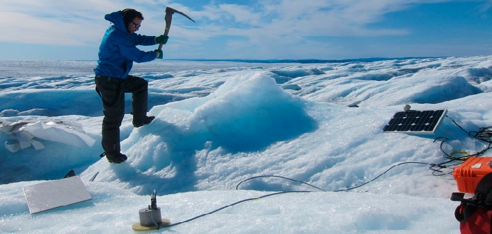 Installation eines Seismografen in Grönland