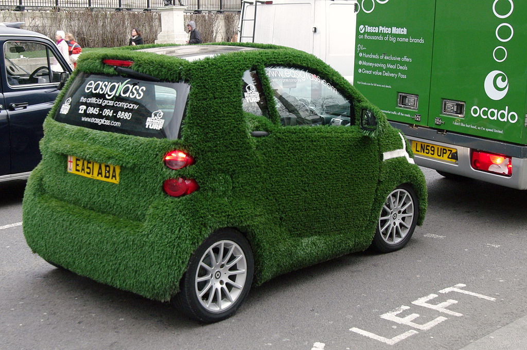 La pelouse artificielle sur une voiture