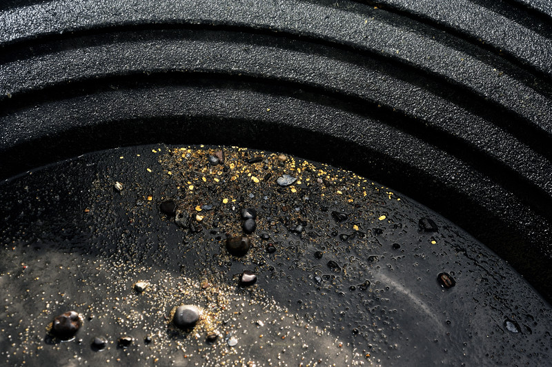 sable et paillettes d'or dans une batée