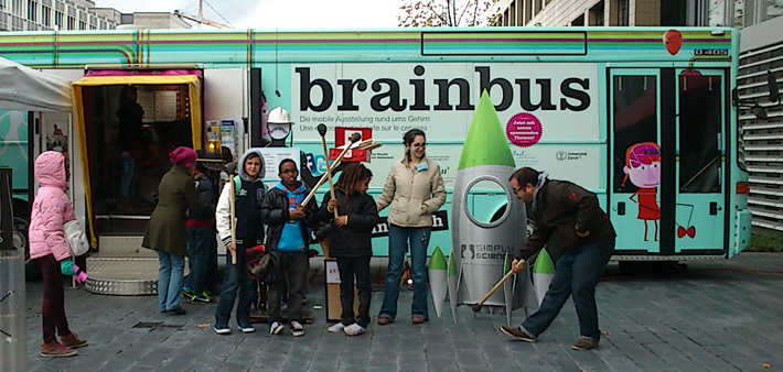 La fusée de SimplyScience.ch devant le Brain Bus à l'EPFL.
