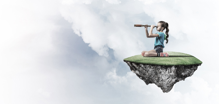 Fille sur un nuage avec une longue vue