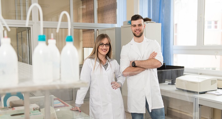 Jeunes dans un laboratoire