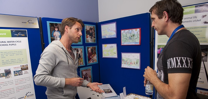 Julien Rochat devant le poster de son équipe